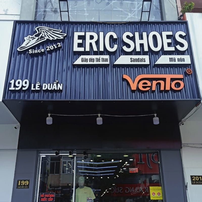 Mặt tiền Eric Shoes nền tôn sóng xanh đen, chữ nổi trắng và logo đôi cánh