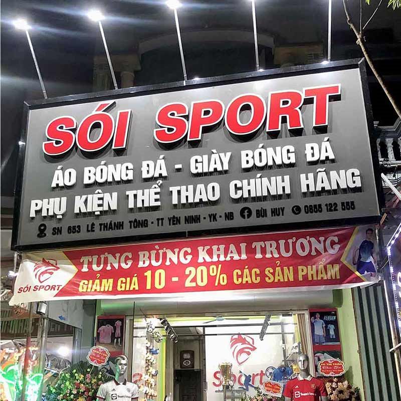 Bảng hiệu Sói Sport nền đen chữ đỏ, dòng phụ áo bóng đá giày bóng đá