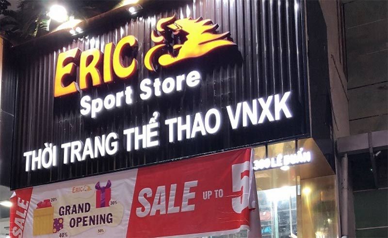 Bảng hiệu Eric Sport Store chữ nổi vàng và trắng trên nền tôn sóng đen