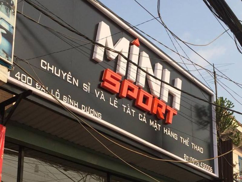 Bảng hiệu Minh Sport chữ nổi trắng và cam cỡ lớn trên nền đen