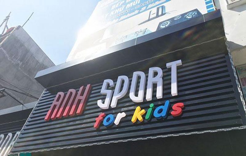 Bảng hiệu Anh Sport for kids chữ nổi nhiều màu trên nền tôn sóng đen