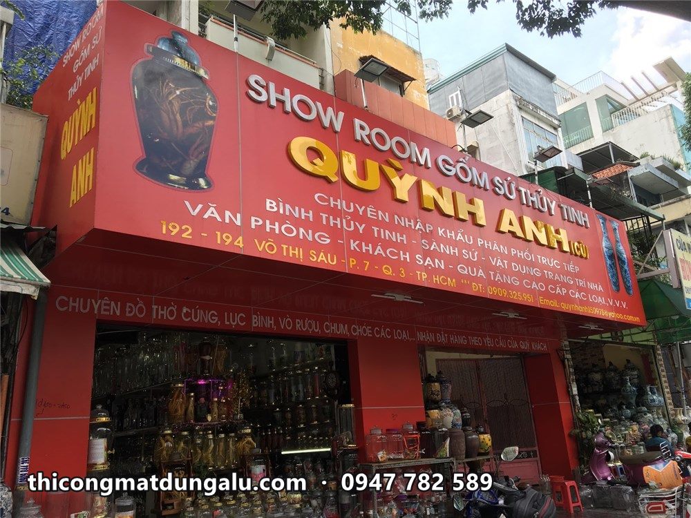 Bảng hiệu showroom Quỳnh Anh nhìn chính diện, hình bình gốm ở hai đầu