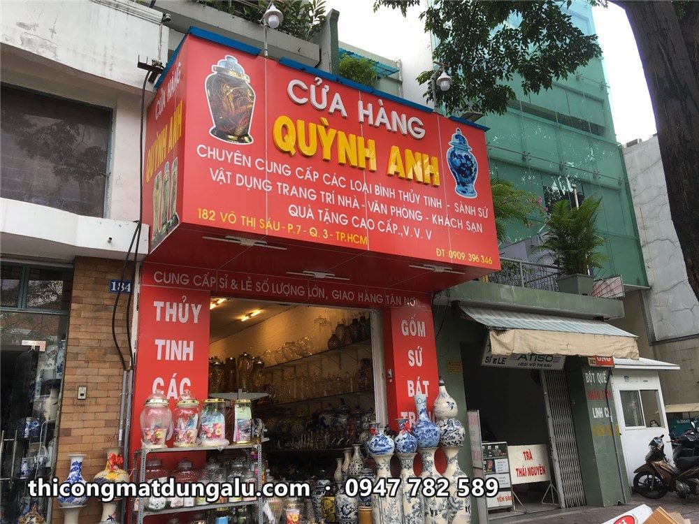 Cửa hàng Quỳnh Anh nhìn chính diện, bảng đứng Thủy tinh các loại và Gốm sứ