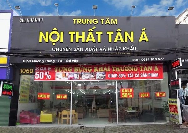 Bảng hiệu showroom nội thất nền đen chữ nổi vàng chạy hết mặt tiền kính