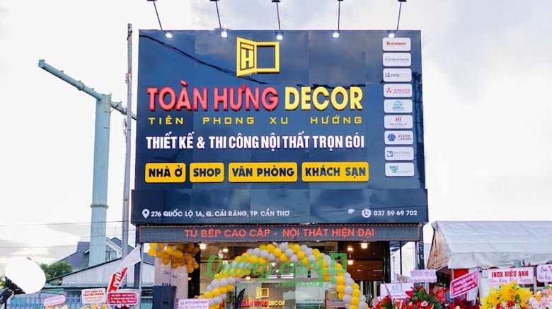 Bảng hiệu công ty nội thất nền xanh đậm chữ nổi và đèn pha