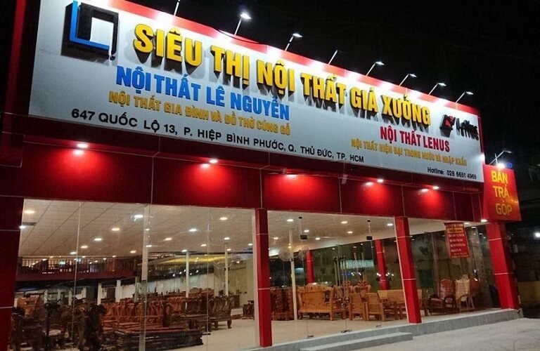 Siêu thị nội thất với bảng hiệu dài nền trắng chữ nổi xanh đỏ và mảng kính