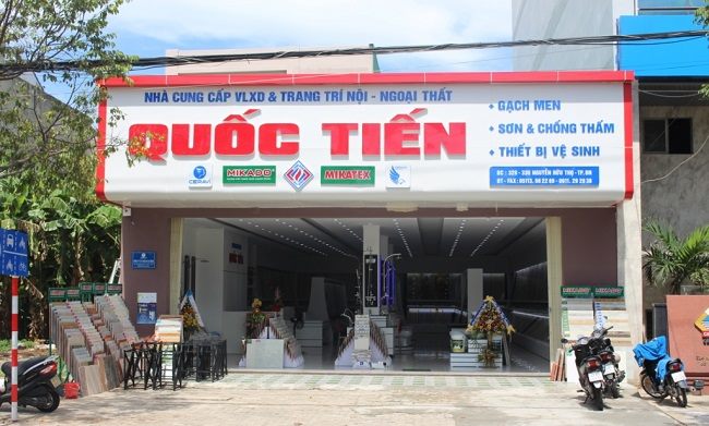 Bảng hiệu showroom vật liệu xây dựng nền trắng viền đỏ, tên lớn và danh sách sản phẩm