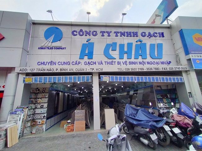 Bảng hiệu công ty gạch và thiết bị vệ sinh nền xanh trắng chữ nổi