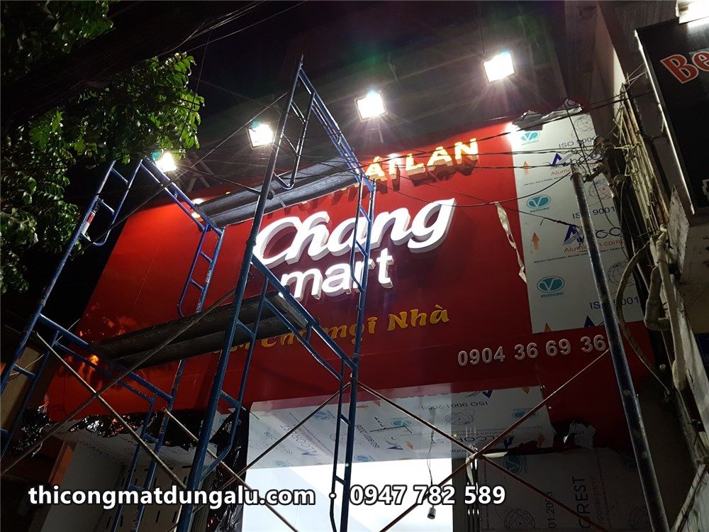 Bảng hiệu Chang Mart lên đèn lần đầu, giàn giáo vẫn còn