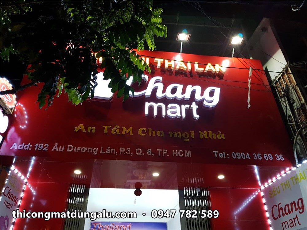 Bảng hiệu siêu thị Thái Lan Chang Mart nền đỏ chữ trắng sáng đèn ban đêm