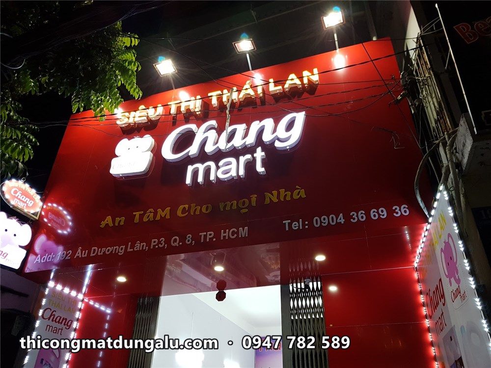 Chang Mart nhìn chéo ban đêm, đèn LED viền và đèn chiếu trên đỉnh