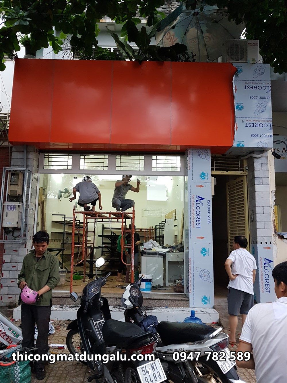 Alle Mart ốp alu cam, người đứng trước cửa