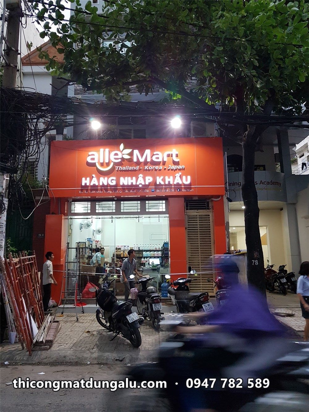Alle Mart nhìn từ đường, xe máy chạy qua trước cửa