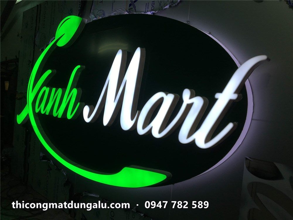 Hộp đèn Xanh Mart bầu dục nền đen chữ trắng viền xanh lá phát sáng