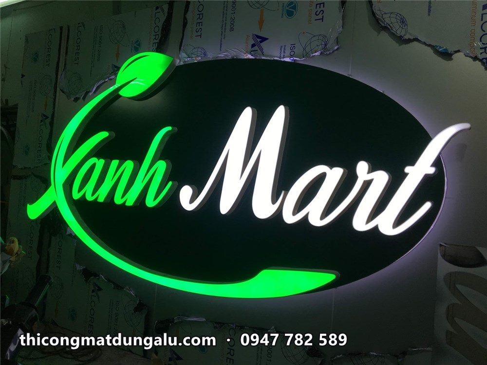 Cận cảnh chữ Xanh Mart phát sáng trên nền đen