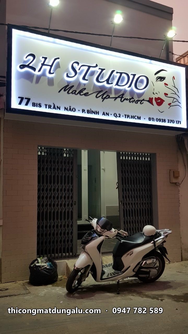 Mặt tiền 2H Studio ban đêm với bảng hiệu sáng phía trên cửa