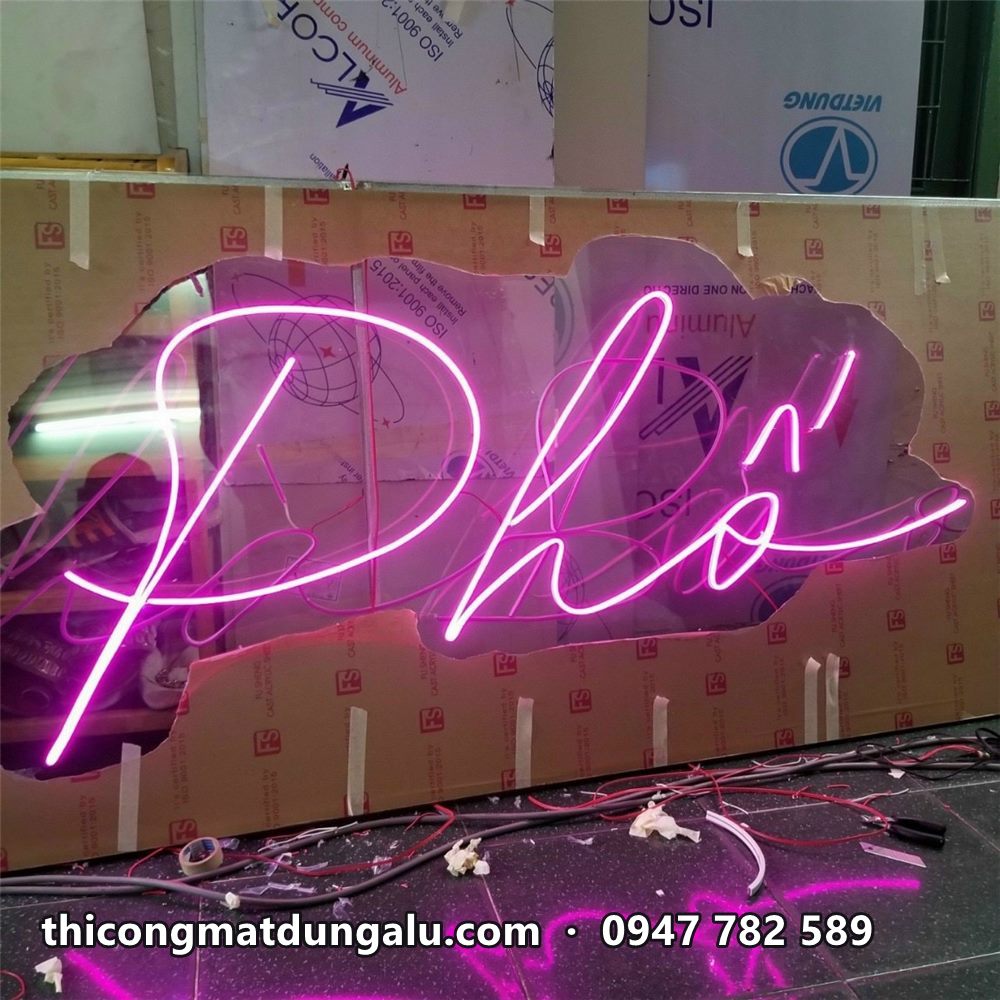 Chữ neon Phố màu hồng tím sáng trên tấm mica trong