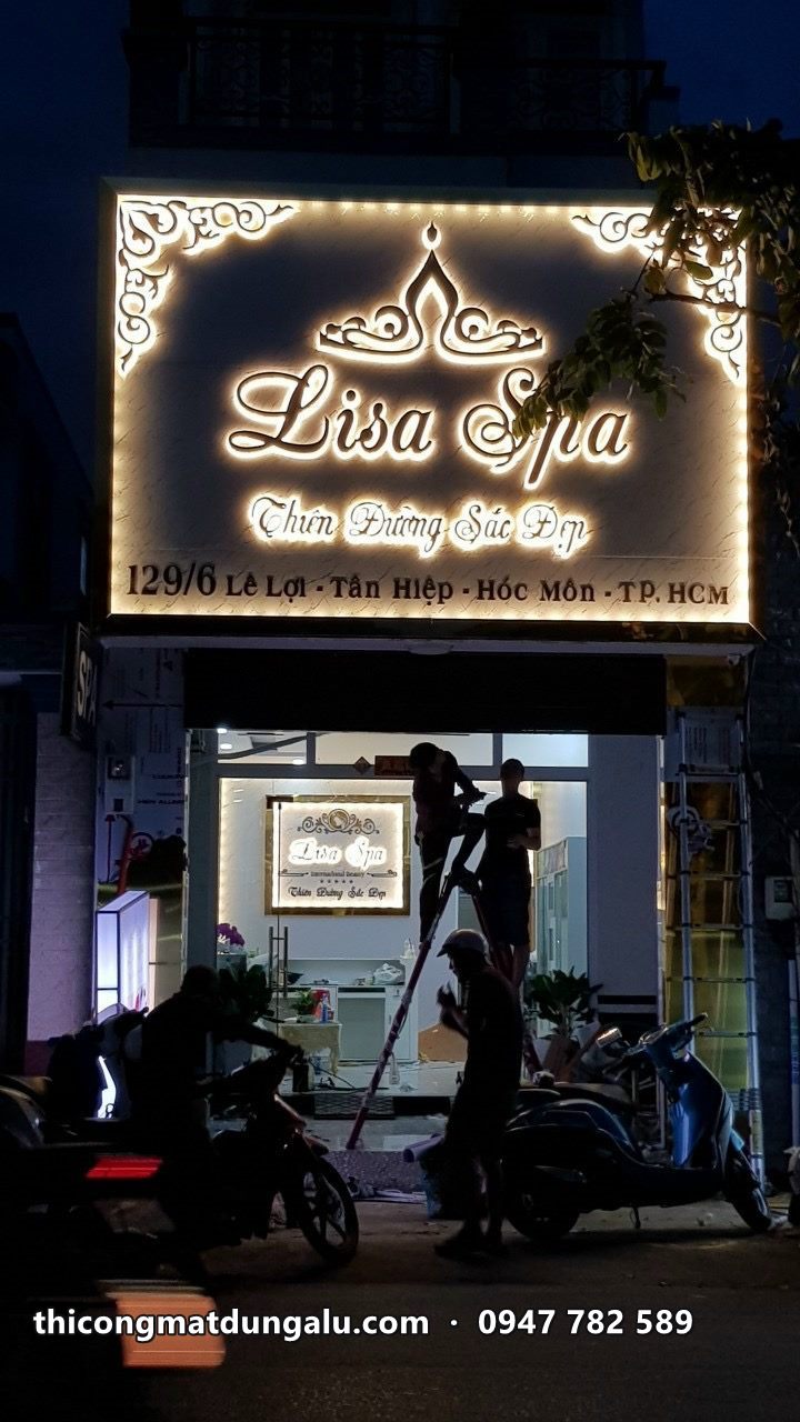 Hộp đèn Lisa Spa viền hoa văn trắng sáng ban đêm, thợ lắp phía dưới