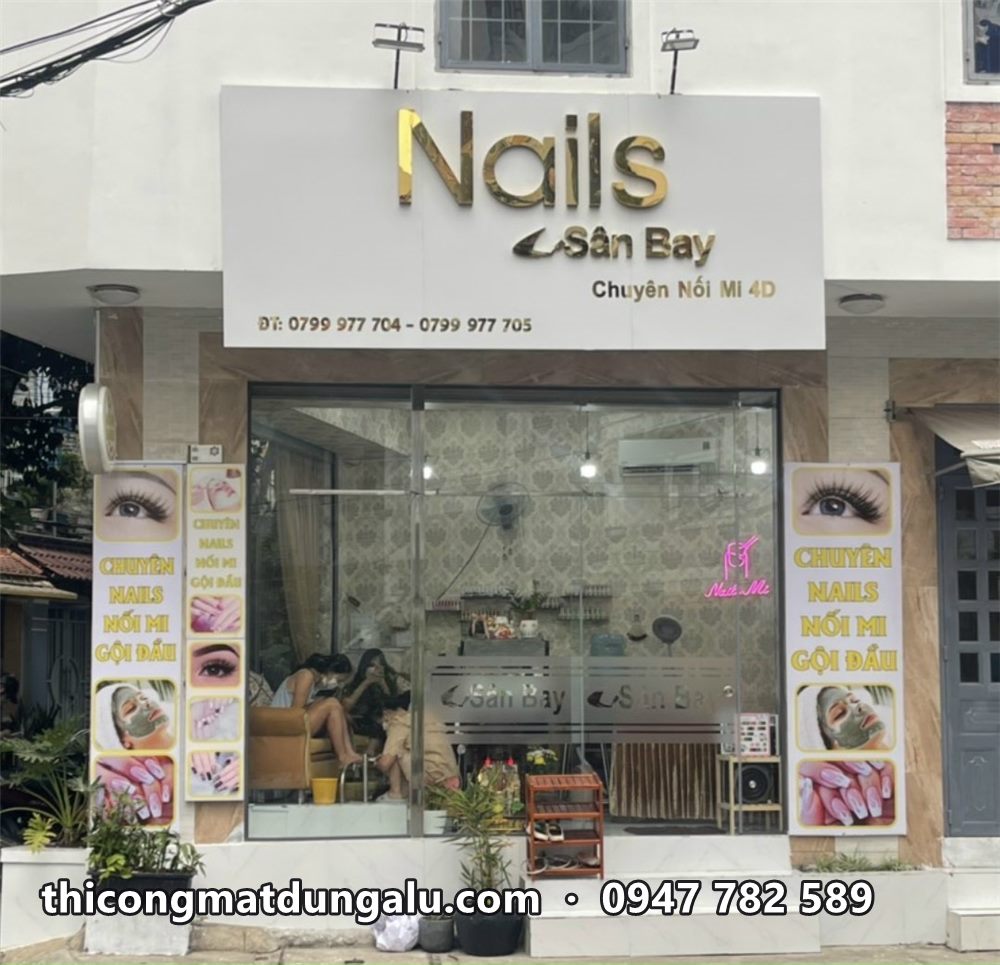 Mặt tiền tiệm Nails Sân Bay nền trắng chữ vàng, poster dịch vụ hai bên cửa