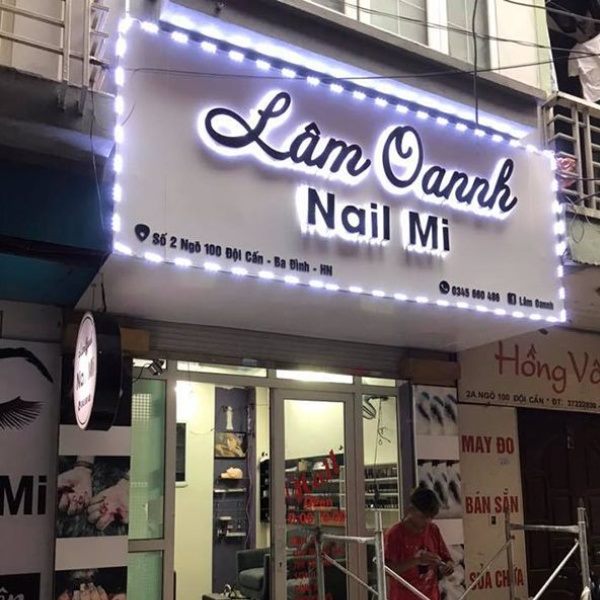 Bảng hiệu nail mi chữ sáng mặt và viền đèn LED trắng