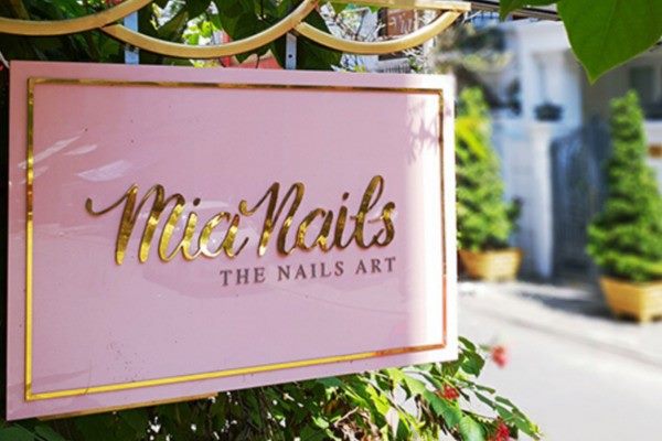 Bảng hiệu nail nền hồng nhạt chữ inox vàng viết tay