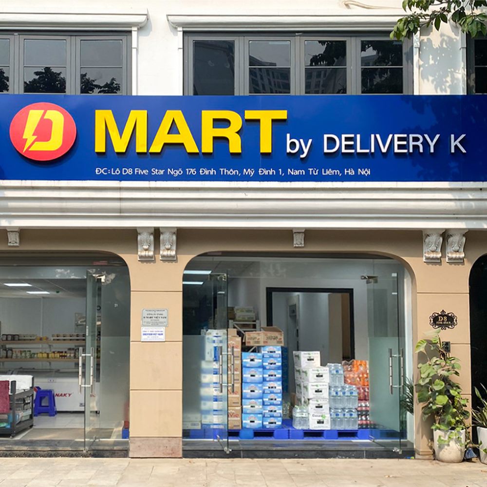 Minimart với bảng hiệu alu xanh, chữ nổi vàng và trắng