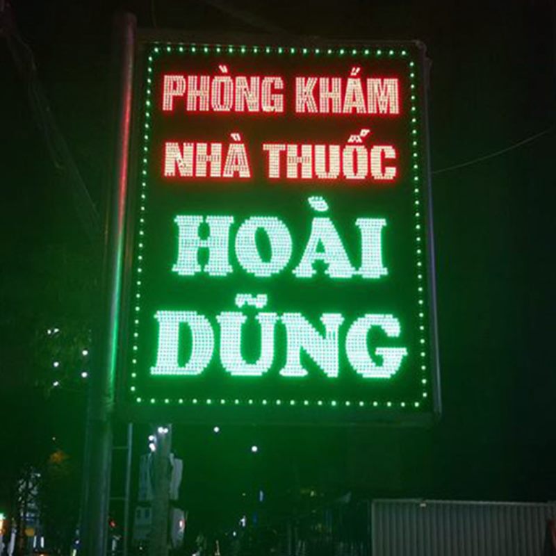 Bảng LED nhà thuốc chữ xanh lá viền đèn sáng về đêm