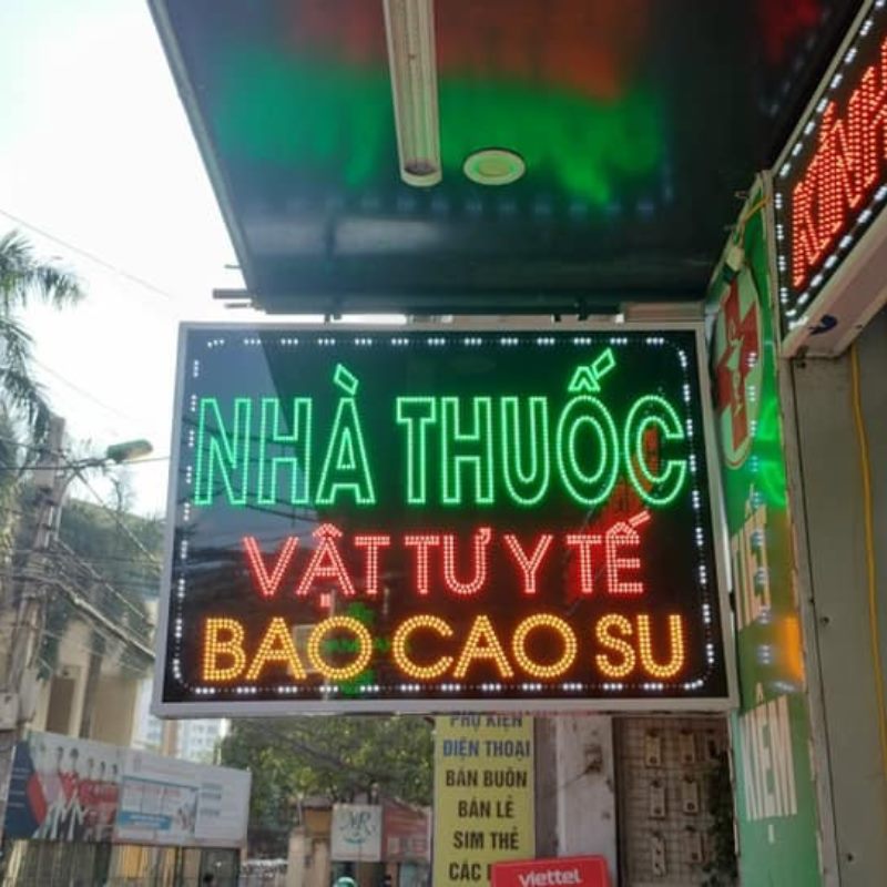 Bảng LED nhà thuốc nhiều màu treo dưới mái hiên