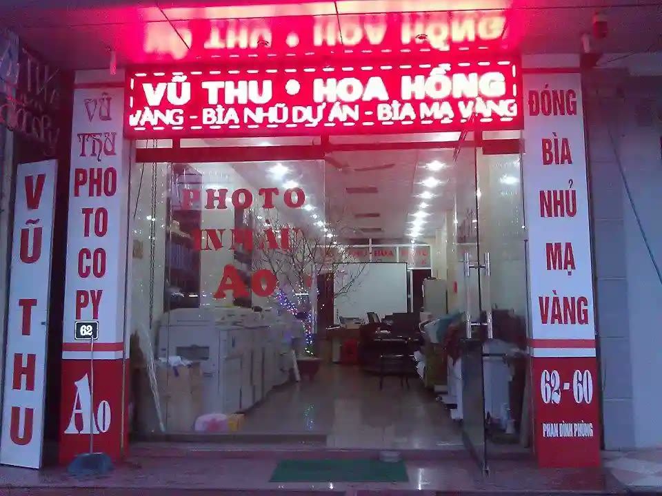 Tiệm photocopy về đêm với bảng LED đỏ chạy chữ và biển dọc hai bên cửa kính