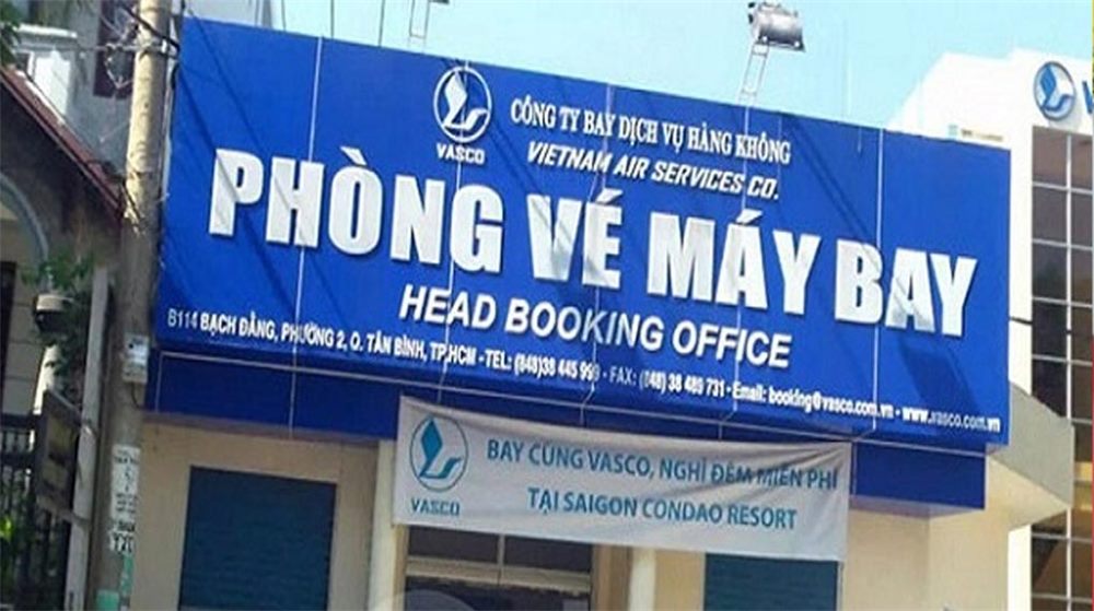 Bảng hiệu phòng vé máy bay nền xanh dương, chữ trắng lớn và dòng tiếng Anh