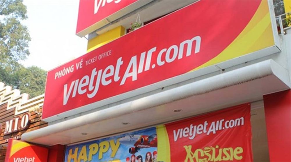 Phòng vé Vietjet với bảng đỏ, chữ trắng lớn và băng quảng cáo phía dưới