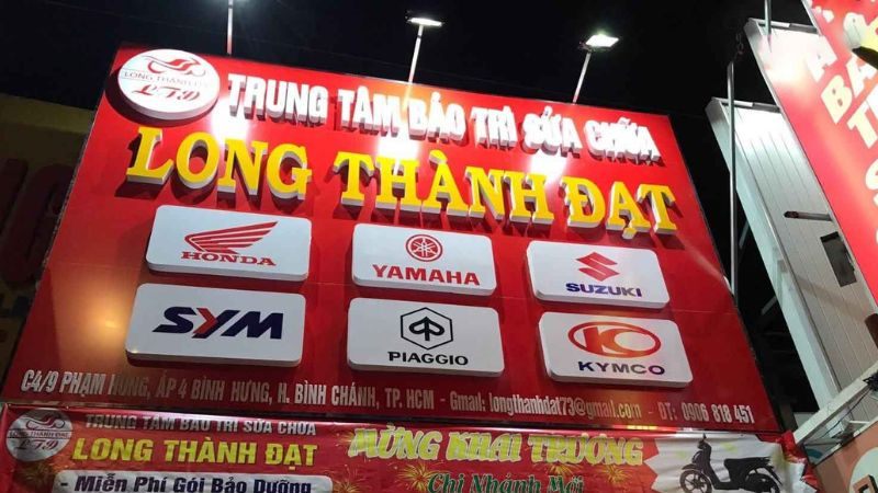 Bảng hiệu trung tâm bảo trì sửa chữa xe máy với hai hàng logo hãng xe