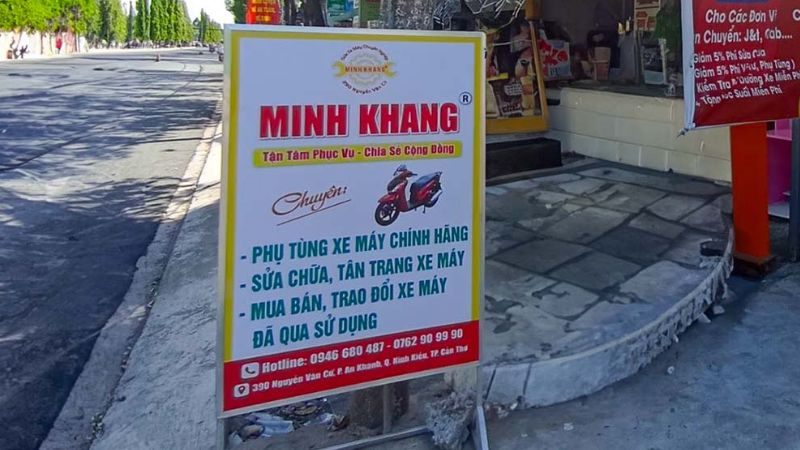 Biển đứng trước tiệm phụ tùng xe máy liệt kê dịch vụ