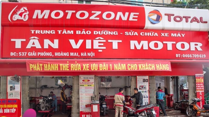 Trung tâm bảo dưỡng xe máy với bảng hiệu đỏ và dải khuyến mãi