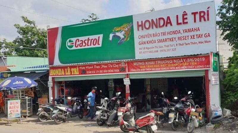 Bảng hiệu cửa hàng Honda Yamaha tài trợ dầu nhớt với dải khai trương
