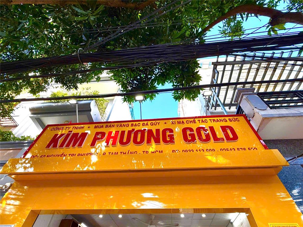 Bảng hiệu tiệm vàng nền vàng nhìn từ dưới lên