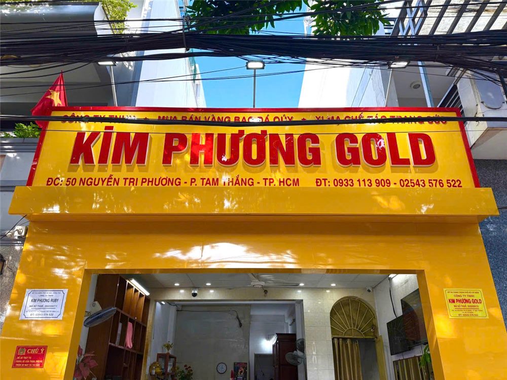 Mặt tiền tiệm vàng ốp alu vàng toàn bộ, chữ nổi đỏ viền vàng