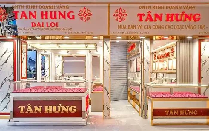 Mặt tiền hai tiệm vàng tông trắng hồng với tủ kính trưng bày
