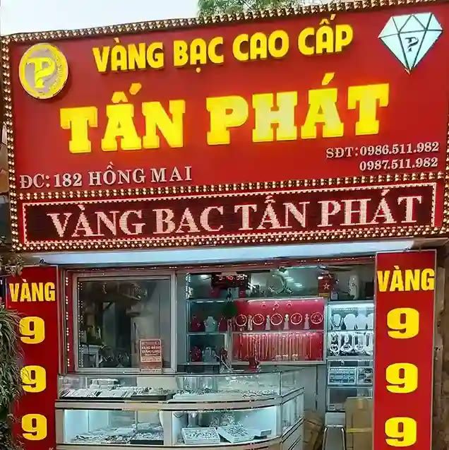 Tiệm vàng nền đỏ chữ vàng sáng, hai dải dọc Vàng 999 hai bên cửa