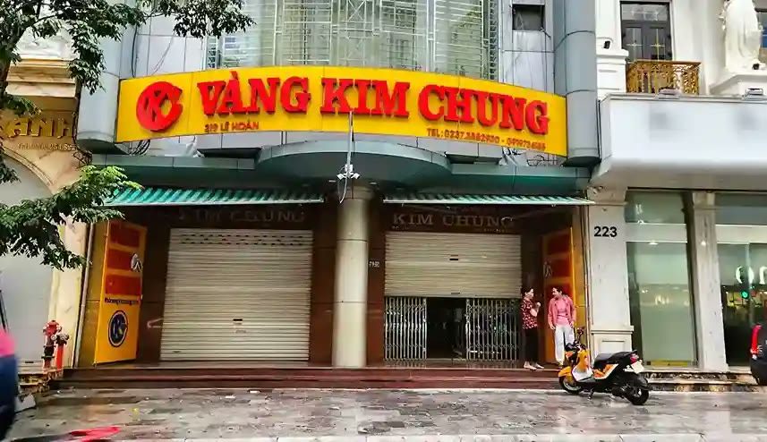 Tiệm vàng với bảng hiệu nền vàng chữ đỏ và logo tròn