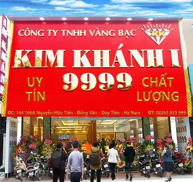 Bảng hiệu công ty vàng bạc nền đỏ với chữ nổi vàng lớn và số 9999