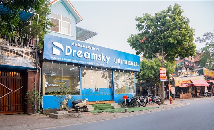 Trung tâm anh ngữ nền xanh dương ở góc phố với mặt kính lớn
