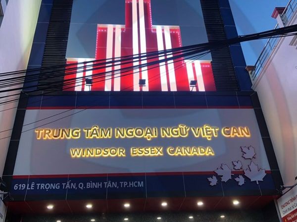 Trung tâm ngoại ngữ với chữ inox vàng hắt sáng trên nền đen