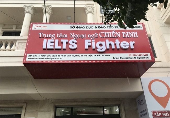 Bảng hiệu trung tâm luyện thi IELTS nền đỏ chữ nổi trắng kèm thông tin cấp phép