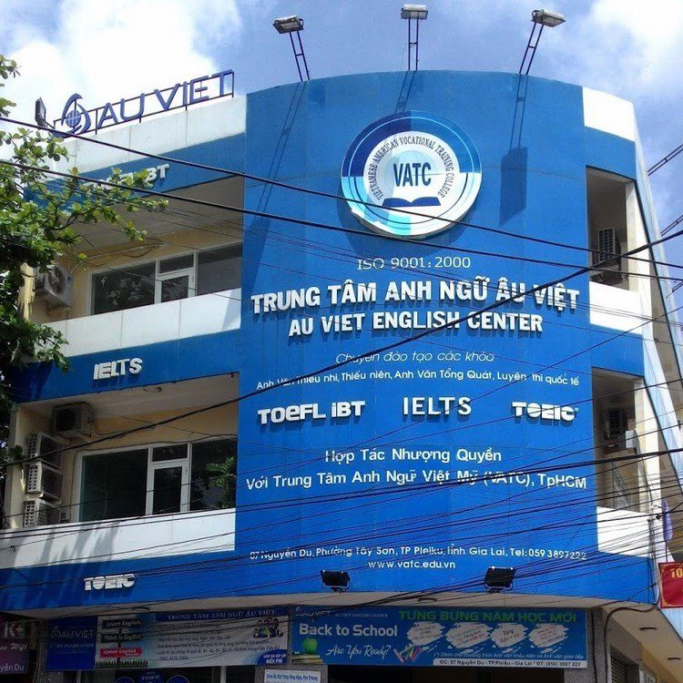 Trung tâm anh ngữ ốp xanh với logo tròn và danh sách chứng chỉ