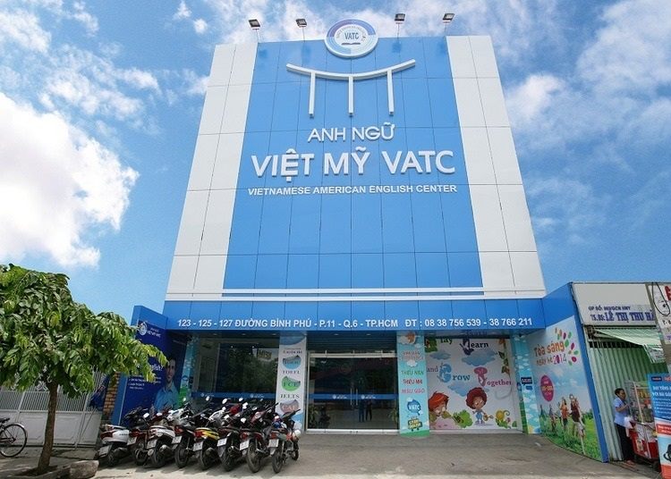 Tòa nhà anh ngữ ốp xanh dương toàn bộ, logo và tên chữ nổi trắng