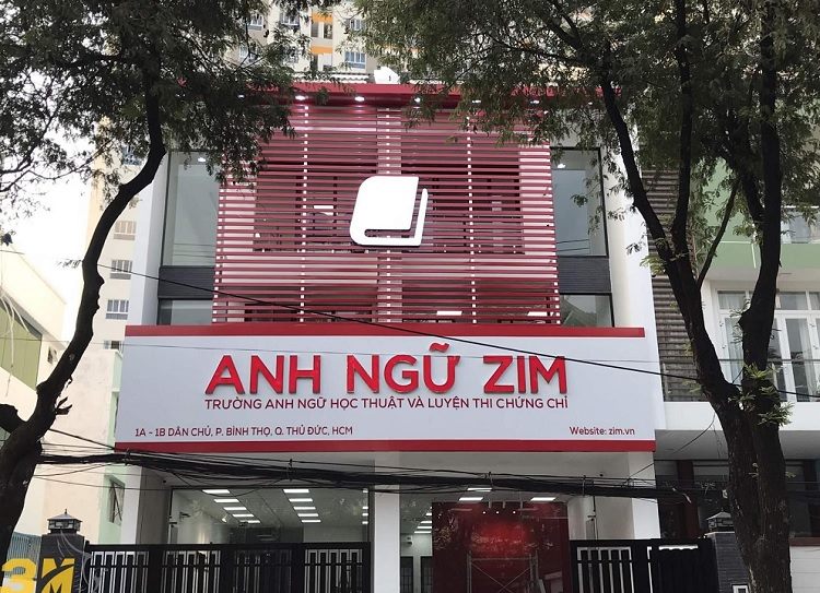 Trung tâm anh ngữ nền trắng chữ đỏ, mặt dựng nan đỏ phía trên