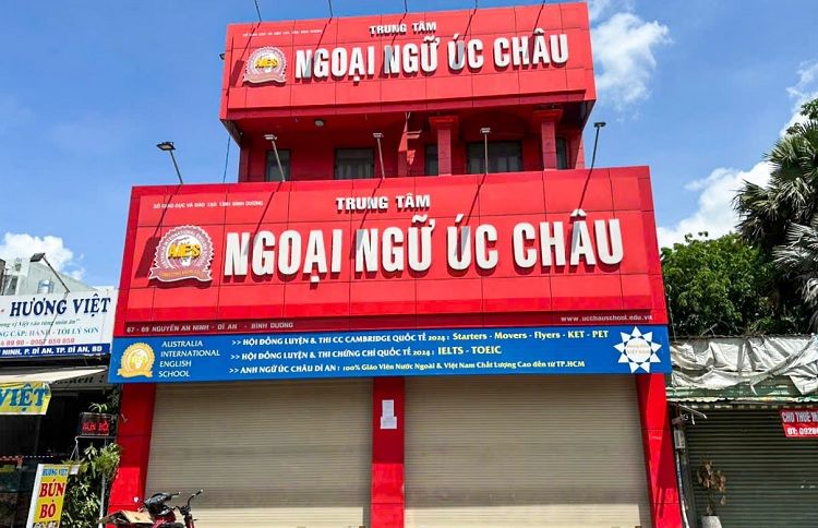 Trung tâm ngoại ngữ ốp đỏ toàn bộ với chữ nổi vàng trên hai tầng