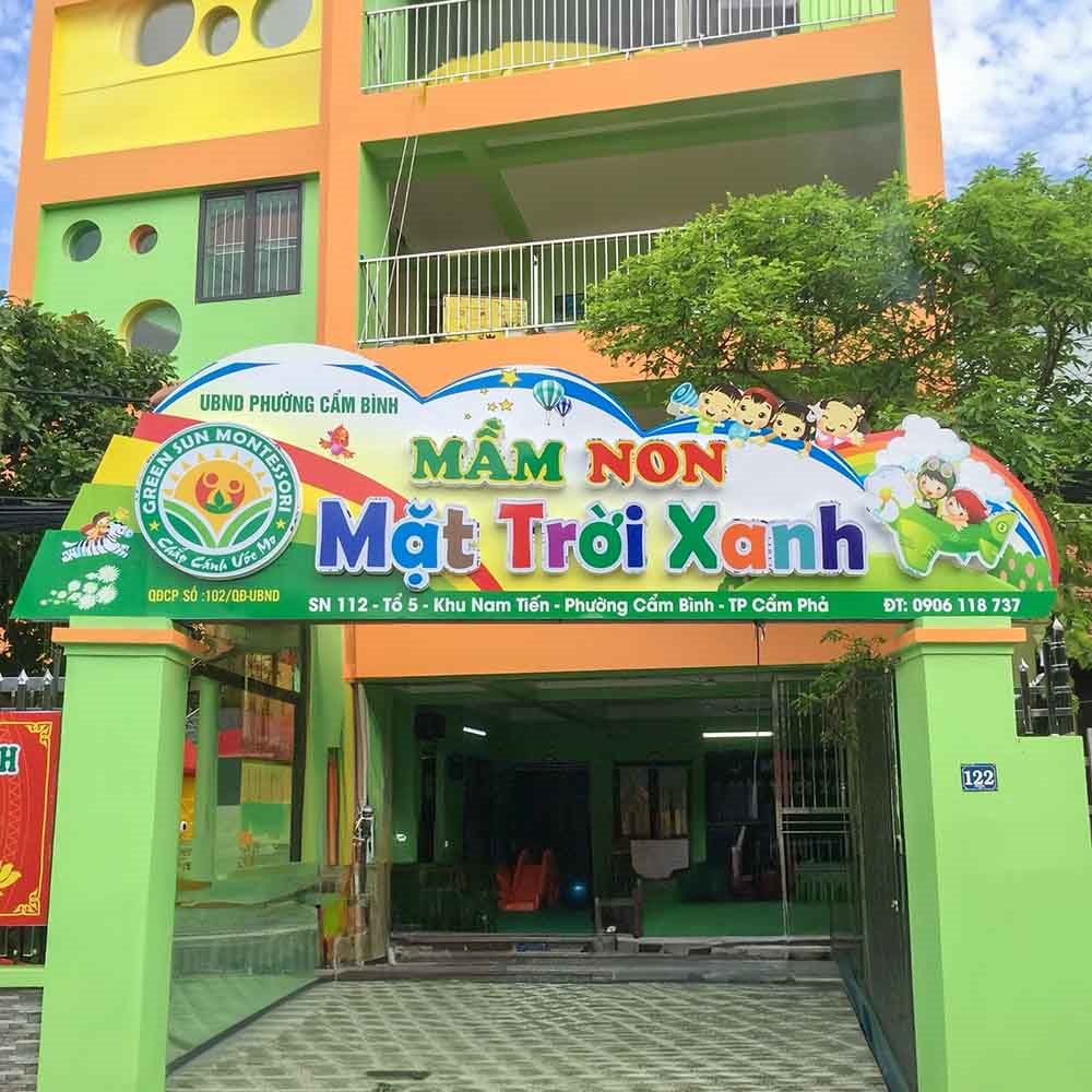 Bảng hiệu trường mầm non hình đám mây nhiều màu, chữ nổi xanh
