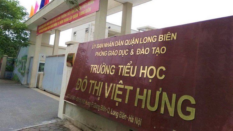 Bảng tên trường tiểu học chữ inox vàng trên nền sơn đỏ